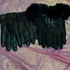 Elegant Black Leather Gloves with Faux Fur Trim